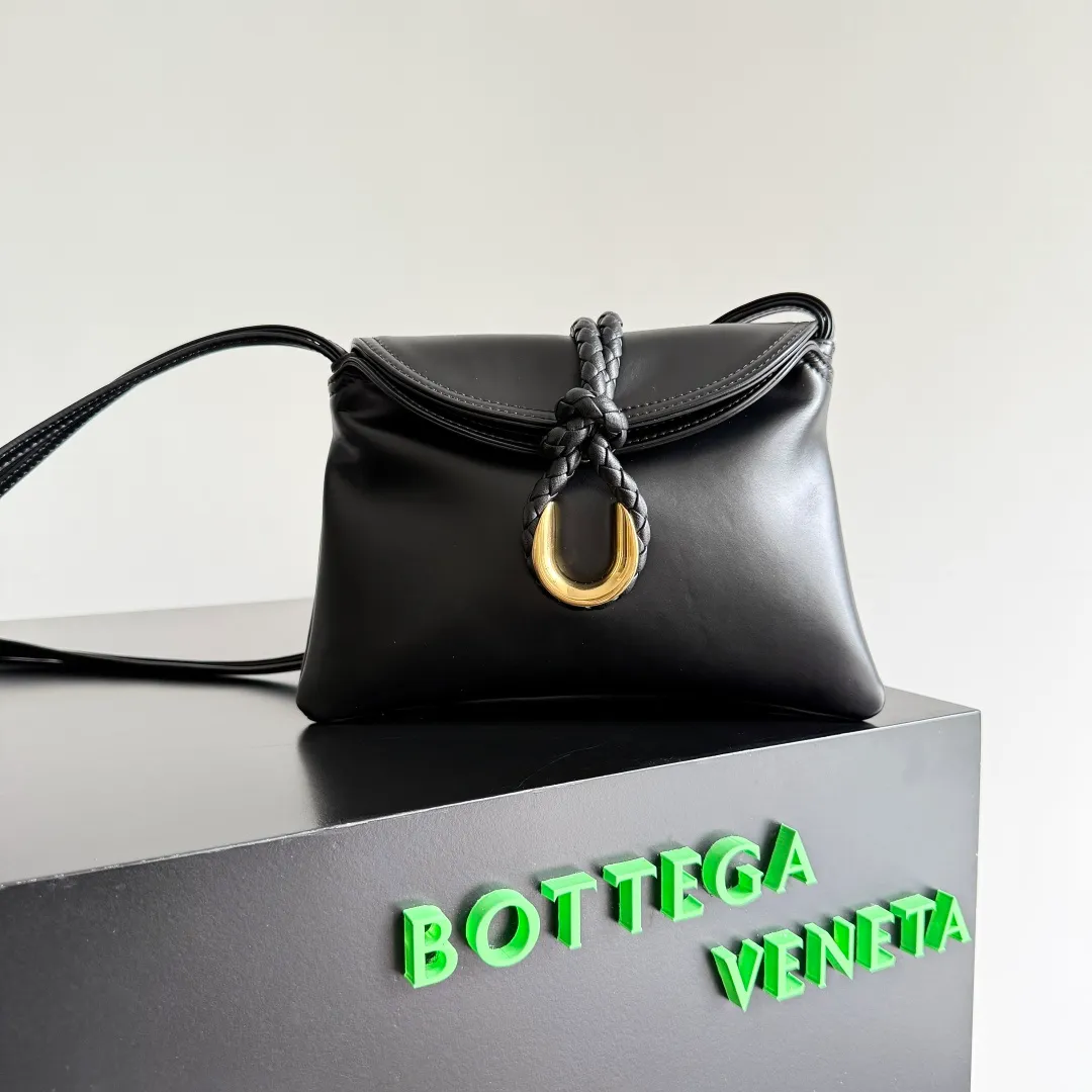 Batch 1520 BOTTEGA VENETA 2025 women's mini LIBERTA crossbody bag, the smallest size is shipped! ! Summer is here, how can you go out and play without a small bag? The "Freedom" series has the advantage of not being picky about seasons. I really like it. A small bag with a generous temperament is an indispensable item for every girl to perfectly adapt to the variety of summer outfits. The high-quality leather reveals a delicate luster. The U-shaped high-quality hardware design is enlarged in this size, which is the finishing touch. Whether it is attending a banquet or daily travel, it can show off the taste. Style No.: 826147 Size: 24*15.5*5cm